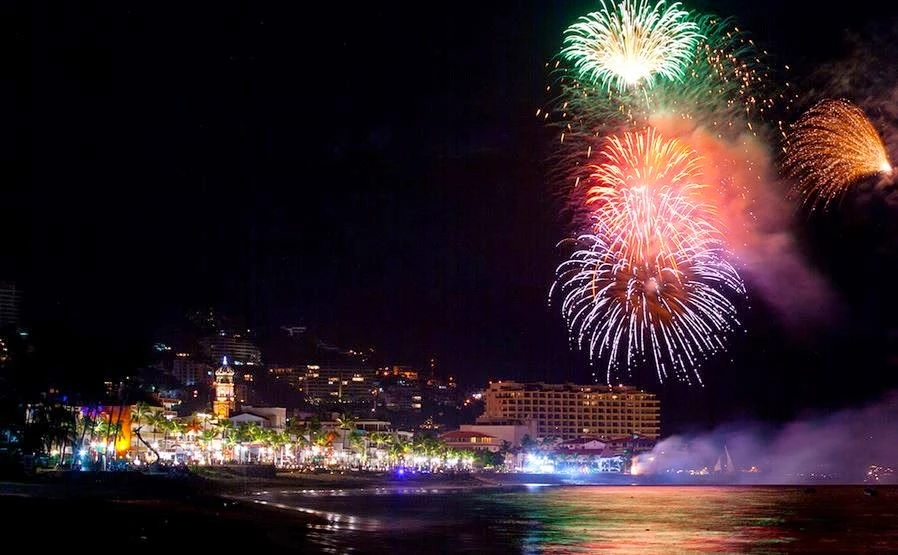 Clima en Puerto Vallarta en diciembre con fiestas y ballenas